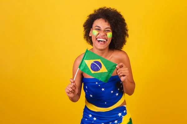 Genç Siyah Kadın Brezilyalı Futbol Fanatiği Brezilya Bayrağı Taşıyor — Stok fotoğraf