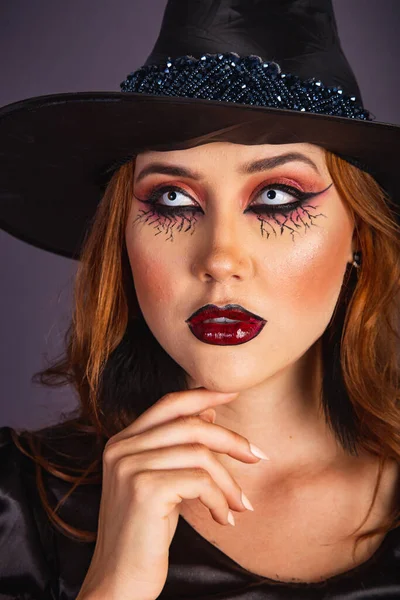 Próba Halloween Biała Kobieta Kostiumie Czarownicy Zbliżenie Portret Pokazać Makijaż — Zdjęcie stockowe