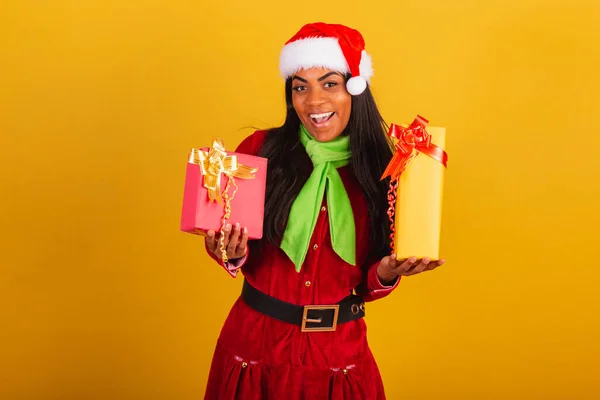 Vacker Svart Brasiliansk Kvinna Klädd Julkläder Jultomten Håller Två Presenter — Stockfoto