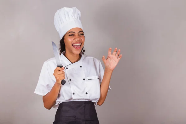 Genç Siyah Brezilyalı Kadın Aşçı Bıçak — Stok fotoğraf