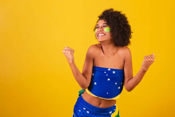 Junge Schwarze Frau Brasilianischer Fußballfan Feiern Vibrieren Und Feiern — Stockfoto