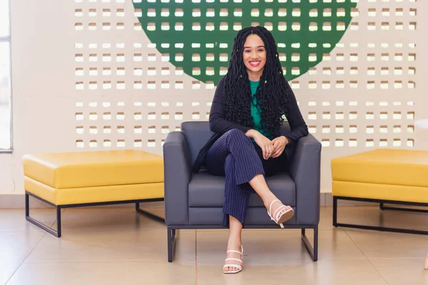 Jonge Zwarte Vrouw Braziliaans Ondernemer Zakenvrouw Lachende Optimist Zittend Een — Stockfoto