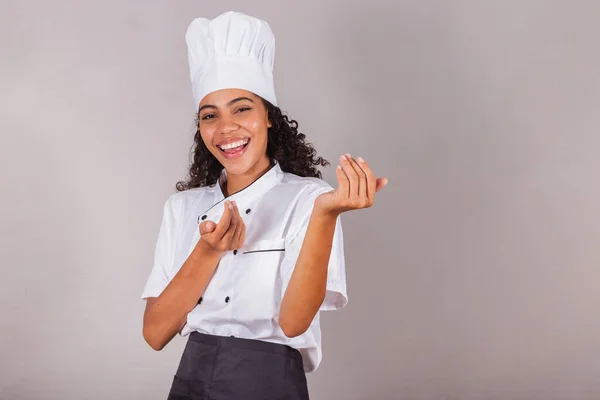 Genç Siyah Brezilyalı Kadın Aşçı Şef Davet Ediyor Elleriyle Çağırıyor — Stok fotoğraf