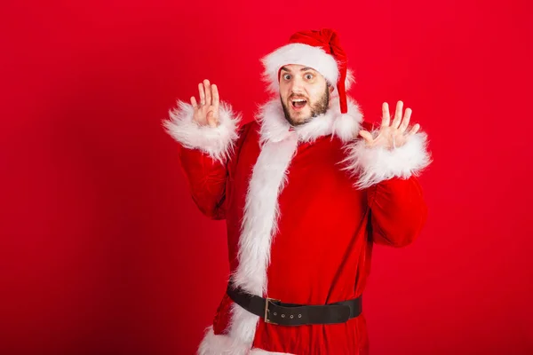 Caucasiano Brasileiro Vestido Com Roupa Natal Papai Noel Surpreso Wow — Fotografia de Stock