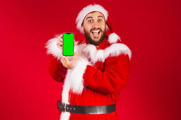 Βραζιλιάνος Άνδρας Ντυμένος Ρούχα Άγιος Βασίλης Κρατώντας Smartphone Πράσινη Χρωματική — Φωτογραφία Αρχείου