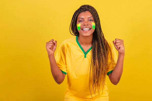 黒人女性の若いブラジル人サッカーファン お祝い — ストック写真