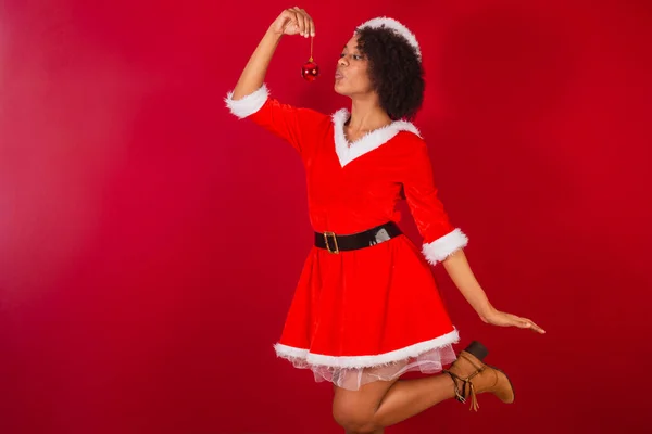 Schöne Schwarze Brasilianerin Gekleidet Als Weihnachtsmann Mama Claus Küsst Weihnachtsdekoration — Stockfoto