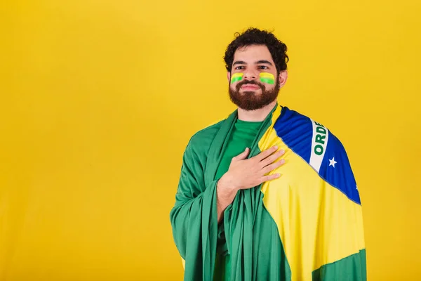 Καυκάσιος Γενειάδα Βραζιλιάνος Οπαδός Του Ποδοσφαίρου Από Βραζιλία Τραγουδώντας Εθνικό — Φωτογραφία Αρχείου