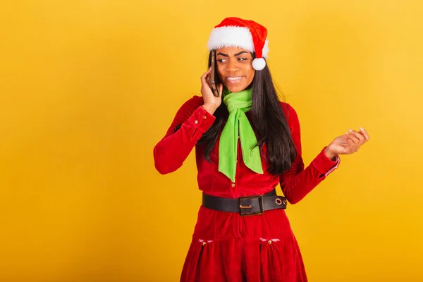 Piękna Czarna Brazylijka Ubrana Świąteczne Ubrania Święty Mikołaj Smartfon Wołanie — Zdjęcie stockowe
