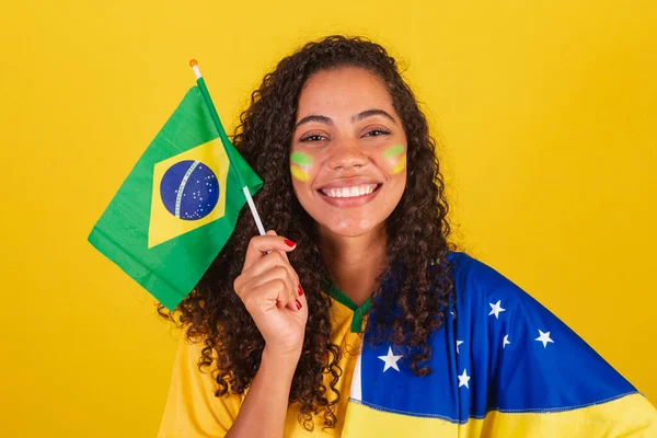 若い黒人のブラジル人女性サッカーファン 旗を振り愛国者民族主義者 クローズアップ写真 — ストック写真