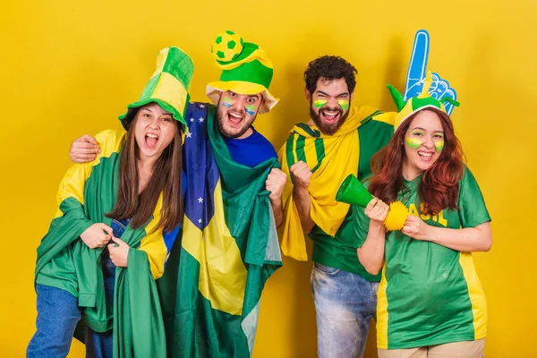 Grupo Amigos Torcedores Futebol Brasil Usando Bandeira Brasil Chifre Dedo — Fotografia de Stock