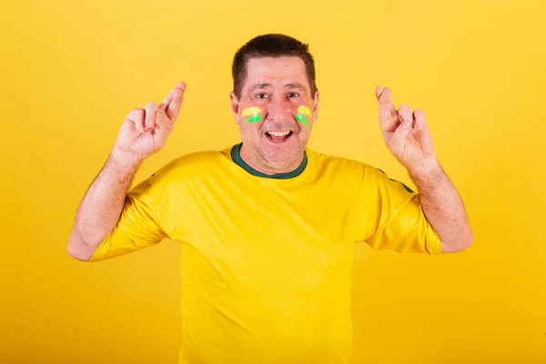 Dorosły Człowiek Brazylijski Fan Futbolu Trzymanie Kciuków Znak Szczęścia Życzenie — Zdjęcie stockowe