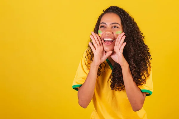 若い黒人のブラジル人女性サッカーファン 悲鳴を上げる — ストック写真