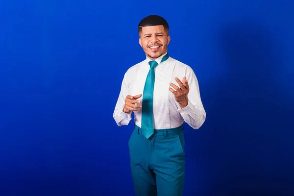 ブラジルの黒人男性は ビジネス服や青いネクタイで身を包んだ ビジネスマン プレゼンテーションで笑顔で — ストック写真