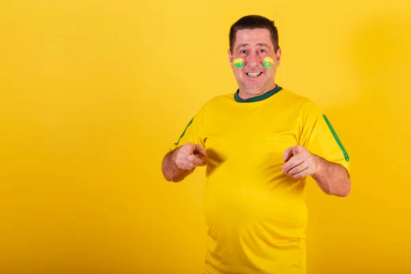 Yetişkin Bir Adam Brezilya Futbol Fanatiği Kamerayı Işaret Eden Seni — Stok fotoğraf