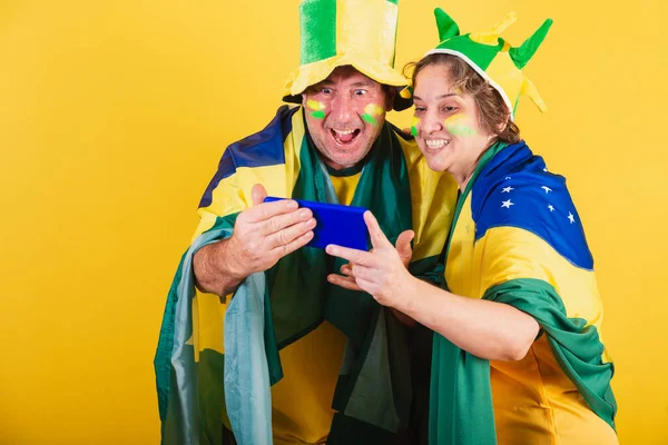 Adult Couple Soccer Fan Brazil Using Flag Watching Game Smartphone — Stock Photo, Image