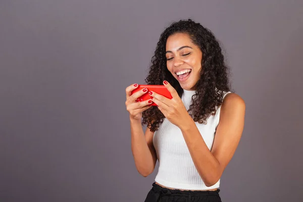 Genç Brezilyalı Siyahi Kadın Cep Telefonuyla Video Oyunu Oynuyor — Stok fotoğraf