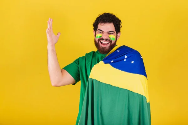 Kaukasisk Man Med Skägg Brasiliansk Fotbollsfan Från Brasilien Firar Lagmål — Stockfoto