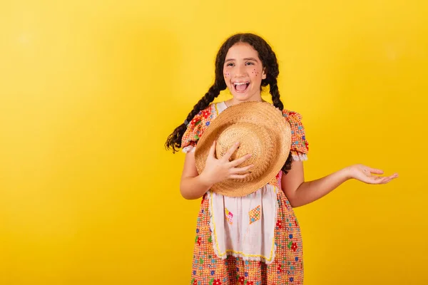 Dziewczyna Nosi Tradycyjne Pomarańczowe Ubrania Festa Junina Powitanie Uśmiech Kapeluszu — Zdjęcie stockowe