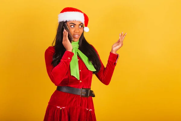 美丽的巴西黑人女人 身穿圣诞服装 圣诞灯笼 智能手机和语音通话 — 图库照片