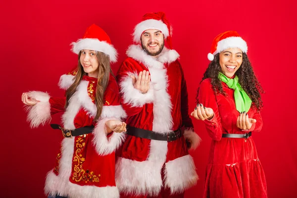 Amis Brésiliens Avec Des Vêtements Noël Santa Claus Invitant Les — Photo