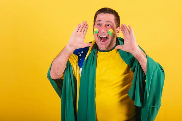 Dospělý Muž Fotbalový Fanoušek Brazílie Používající Vlajku Křičící Propagaci Reklamní — Stock fotografie