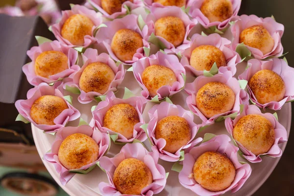 stock image Portion of gourmet caramelized coconut sweets with toasted sugar.