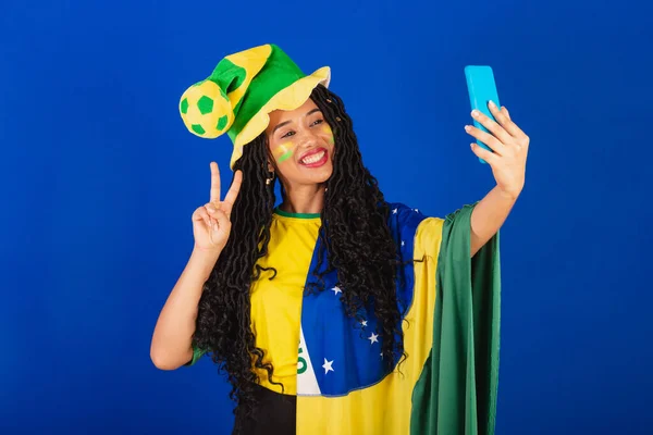 若いブラジル人サッカーファン 自撮りやスマートフォンで自画像を作り — ストック写真