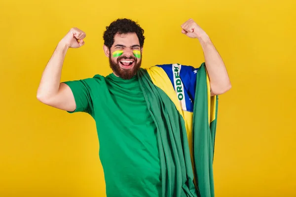 有胡子的高加索人 巴西裔 巴西裔足球迷 庆祝并大声欢呼胜利 — 图库照片