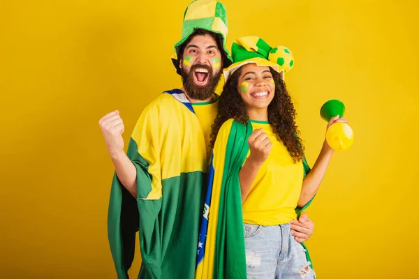 Pareja Aficionados Fútbol Brasileño Vestidos Con Los Colores Nación Mujer — Foto de Stock