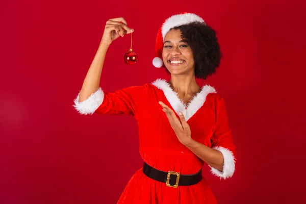 美丽的巴西黑人女人 穿着圣塔克洛斯的衣服 妈妈克洛斯的衣服 拿着圣诞装饰 — 图库照片