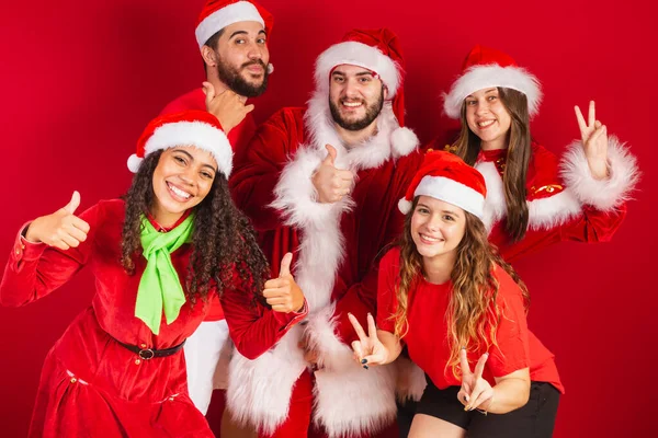 Brasilianska Vänner Med Julkläder Tomten Firar Jul — Stockfoto