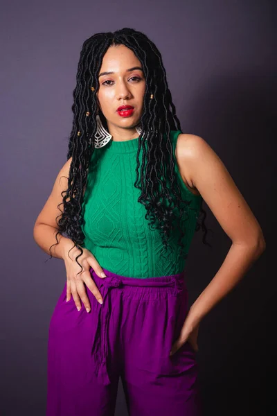 緑と紫の服を着た美しいブラジルの黒人女性 半体の肖像画 灰色の無限大の背景 — ストック写真