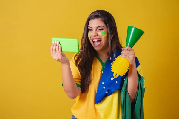 ブラジルの女性サポーター ワールドカップ2022 サッカー選手権 彼女の携帯電話で試合を見て — ストック写真