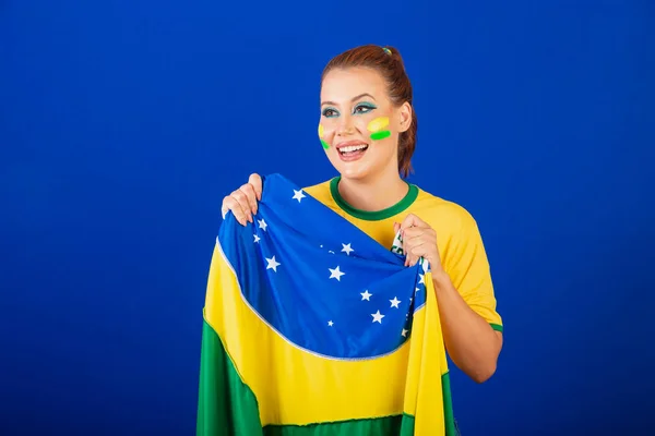 Καυκάσια Γυναίκα Κοκκινομάλλα Βραζιλιάνα Φίλαθλος Ποδοσφαίρου Βραζιλιάνα Μπλε Φόντο Γιορτάζει — Φωτογραφία Αρχείου