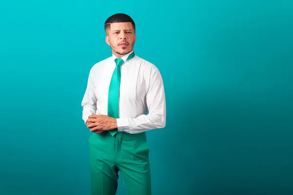 ブラジルの黒人男性白いシャツに緑色のネクタイビジネスマン 写真のポーズをとって — ストック写真