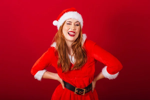 美しいブラジルの赤髪の女性 クリスマス服を着て サンタクロース 表現や優美さを生み出し — ストック写真
