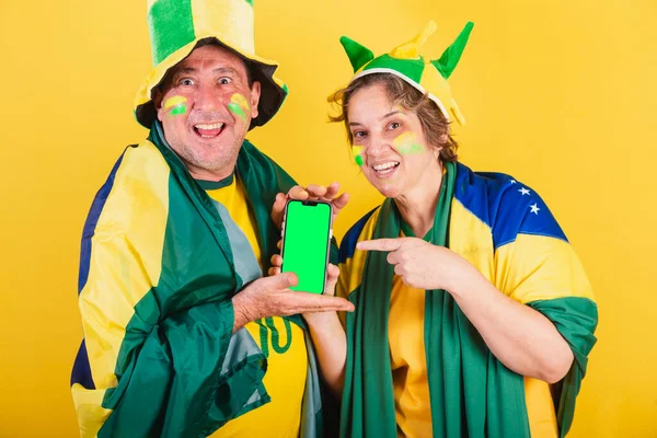 Couple Adulte Fan Football Brésilien Avec Drapeau Pointant Vers Écran — Photo