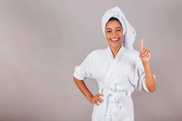 Mooie Braziliaanse Zwarte Vrouw Badjas Handdoek Idee Antwoord Spa Esthetiek — Stockfoto