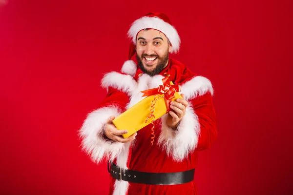 Brazilský Muž Oblečený Santa Claus Oblečení Dává Žlutý Dárek Fotoaparátu — Stock fotografie