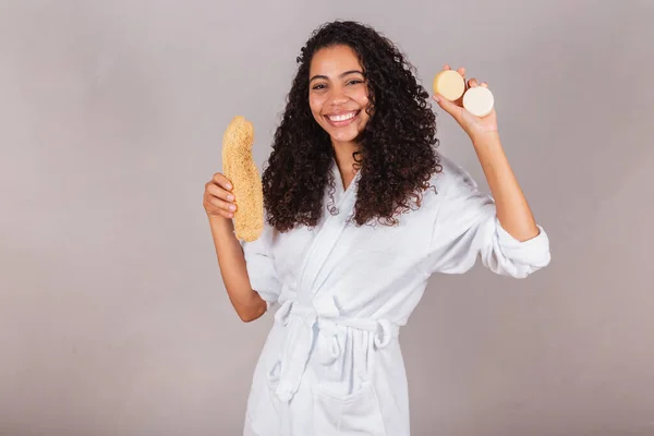Mujer Brasileña Negra Con Albornoz Toalla Productos Veganos Para Belleza — Foto de Stock