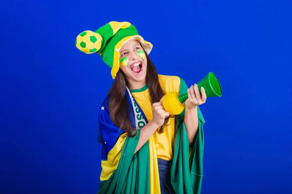 Młoda Dziewczyna Fanka Piłki Nożnej Brazylii Ubrany Kapelusz Flagę Hałasowanie — Zdjęcie stockowe