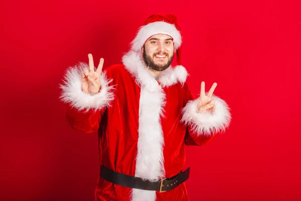 Běloch Brazilec Oblečený Vánočních Šatů Santa Claus Mír Láska Prsty — Stock fotografie