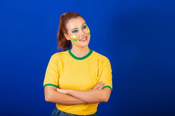 白人女性 ブラジルサッカーファン ブラジル 青の背景 腕は楽観的な交差 — ストック写真