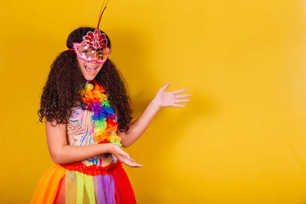 Caucasian Brazilian Girl Dressed Carnival Welcome Pointing Side Negative Space — Stock Photo, Image