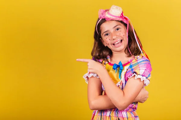 Brasilianisches Kaukasisches Kind Festa Junina Kleidung Mit Dem Finger Auf — Stockfoto