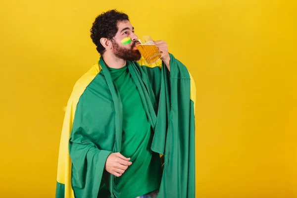 Kaukasisk Man Med Skägg Brasilianska Fotbollsfan Från Brasilien Dricker Muggen — Stockfoto