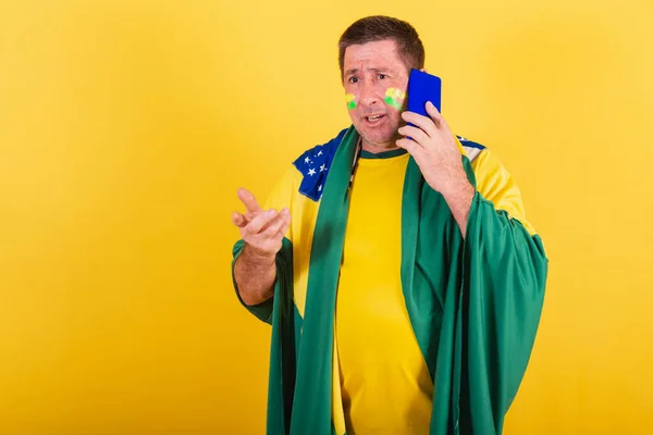 Dorosły Mężczyzna Brazylijski Fan Piłki Nożnej Flagą Smartfon Połączenie Głosowe — Zdjęcie stockowe