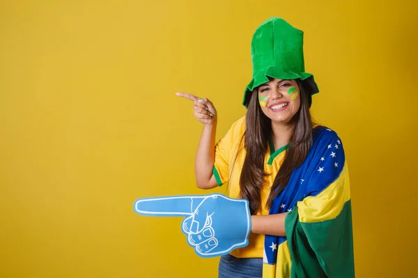 Γυναίκα Υποστηρικτής Της Βραζιλίας Παγκόσμιο Κύπελλο 2022 Δείχνοντας Δάχτυλο Αφρού — Φωτογραφία Αρχείου