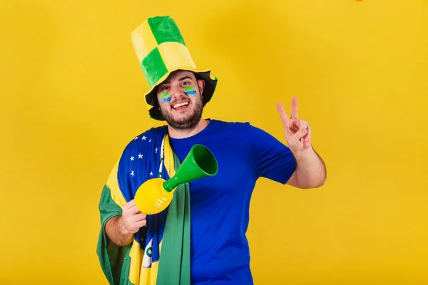 巴西白人男子 来自巴西的足球迷 戴着帽子 摆出姿势拍照 为冠军欢呼 — 图库照片